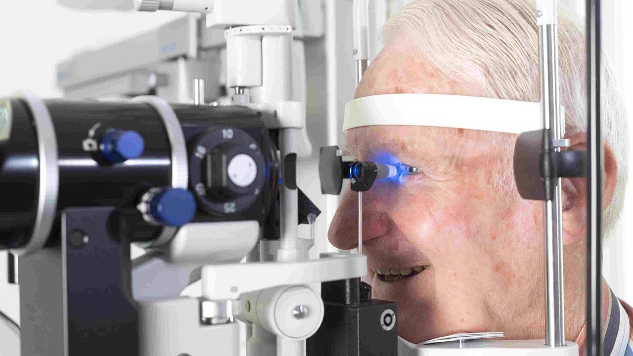 Больница операция глаукомы. Лазерная хирургия глаукомы. Глаукома операция лазером. Лазерная операция при глаукоме.