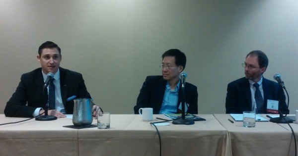 Слева направо: Дрю Шиллер (Validic),  Стенли Шоу(Massachusetts General Hospital) и Кристофер Олбан (Epic Systems)