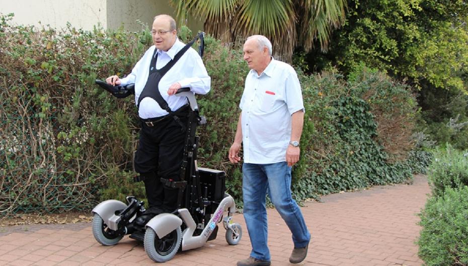 Роботизированная стоячая инвалидная коляска от UPnRIDE