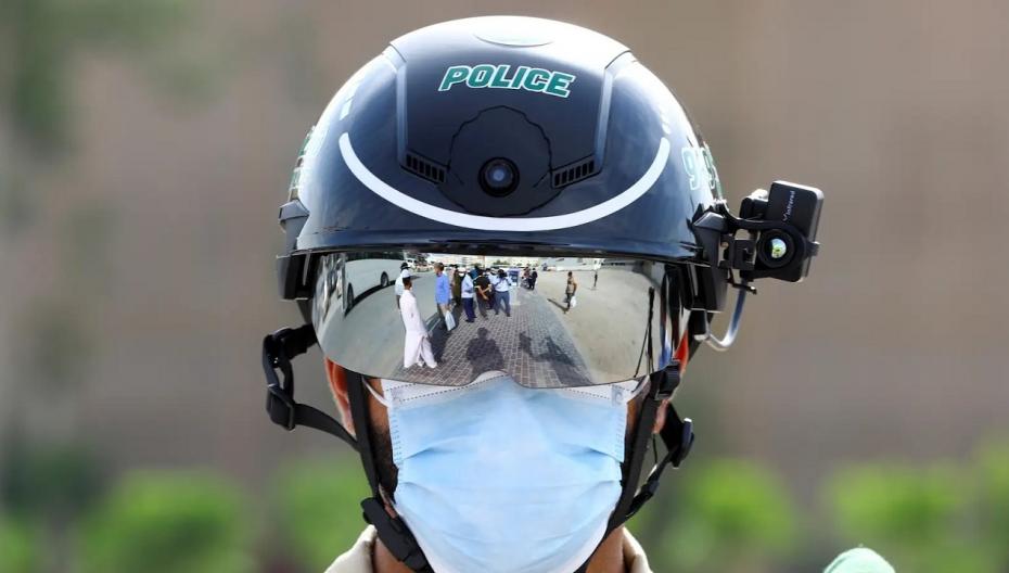 Полицейский шлем с камерой для обнаружения инфицированных людей