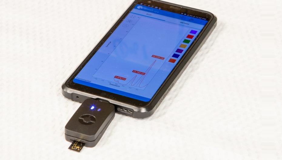 Адаптер для смартфона для измерений биомаркеров рака