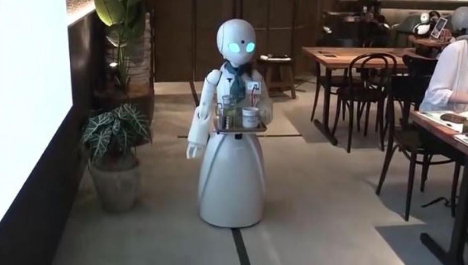 Кафе нанимает людей с ограниченными возможностями для управления роботами-официантами