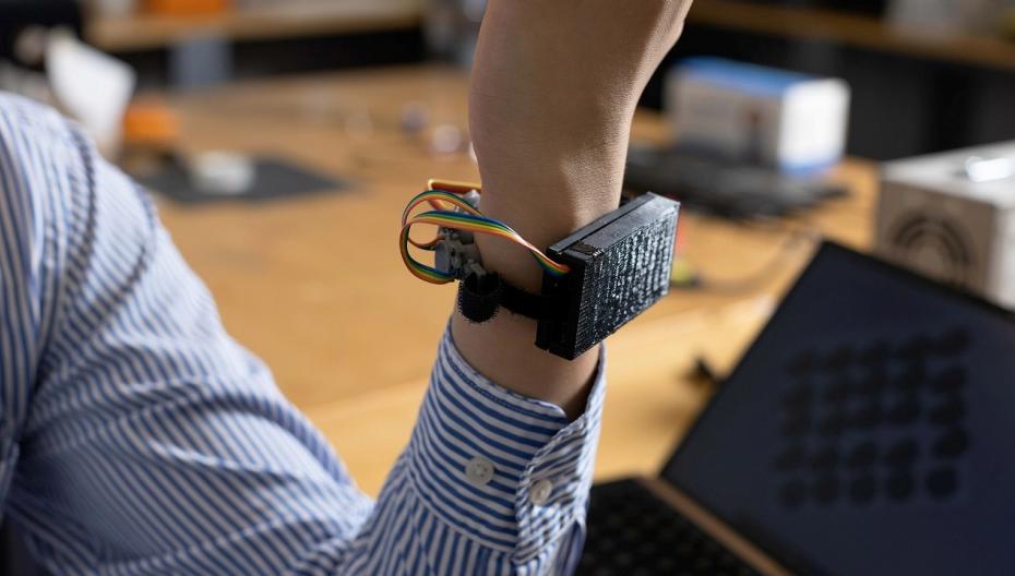В Австралии разрабатывается сенсорный браслет для людей с ограниченными возможностями руки