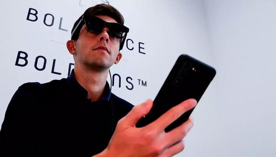 Новые очки позволяют глухим людям "видеть" разговоры, превращая звук в субтитры