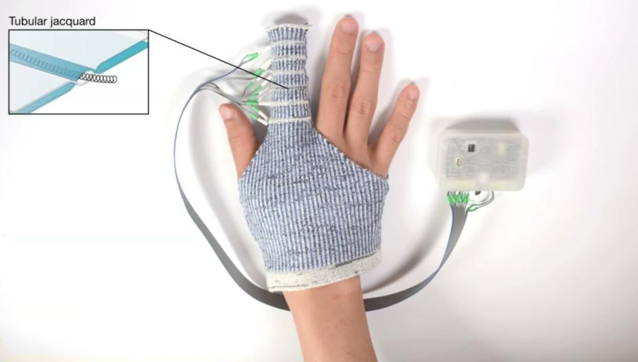 Вязаная перчатка как инструмент для лечения отека руки