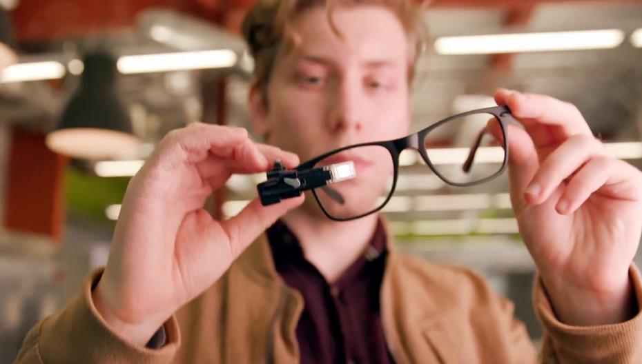 Очки с субтитрами могут стать "судьбоносными" для глухих людей