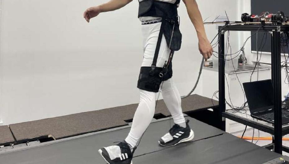 Носимый робот, помогающий людям ходить