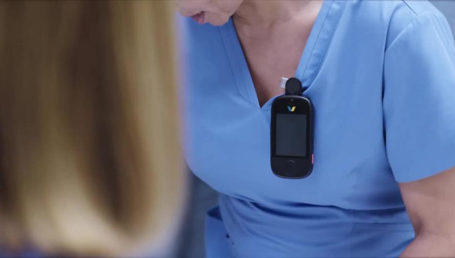 Smartbadge: мобильный телефон с функцией больничной коммуникации