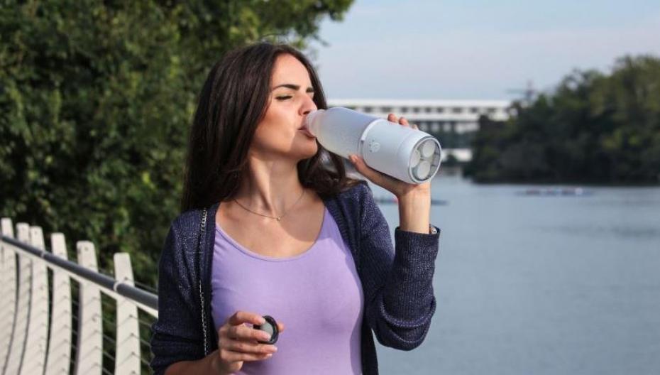 Бутылка, которая добавляет витамины в вашу воду