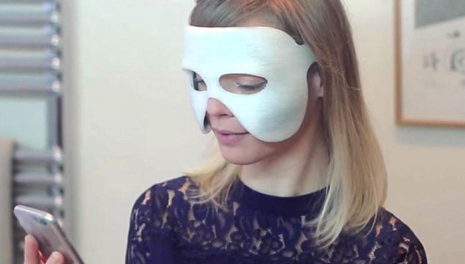 Косметическая маска с подключением к Интернет