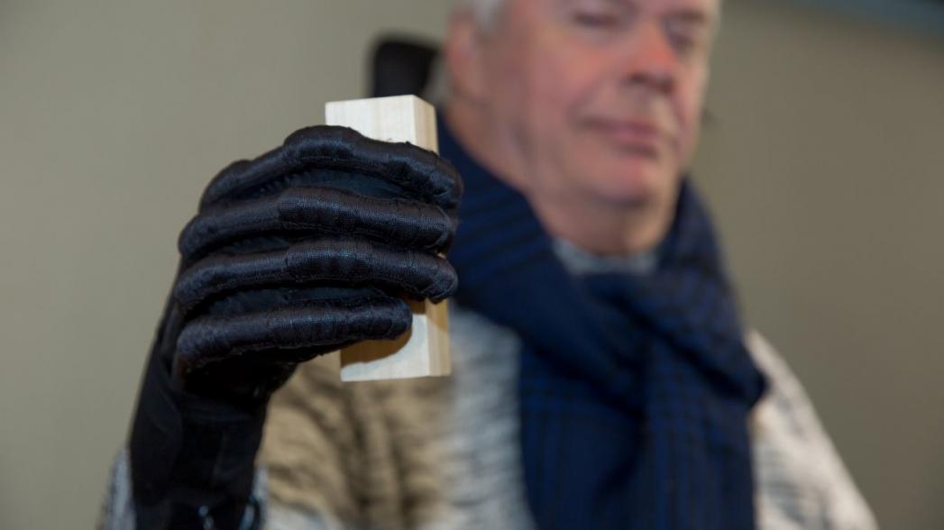 Мягкие роботизированные перчатки для реабилитации рук