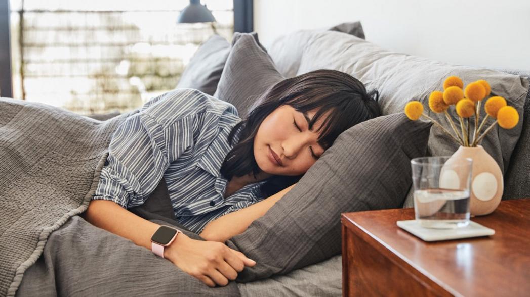Часы Fitbit будут отслеживать уровень оксигенации, чтобы диагностировать апноэ сна