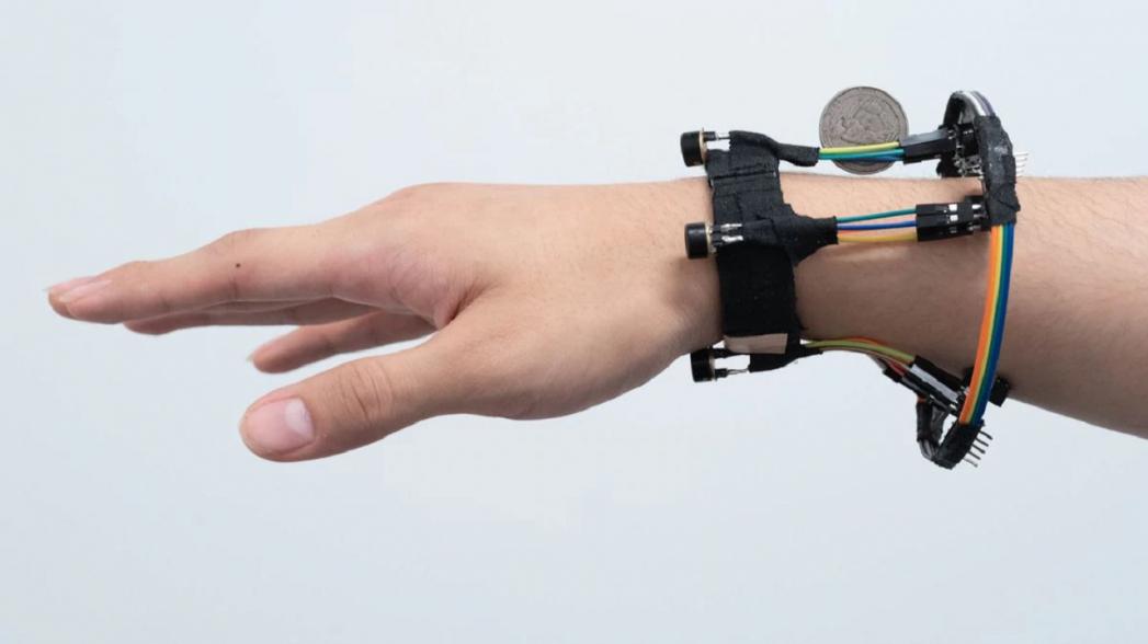 Носимое устройство, отслеживающее движение рук человека в 3D-пространстве