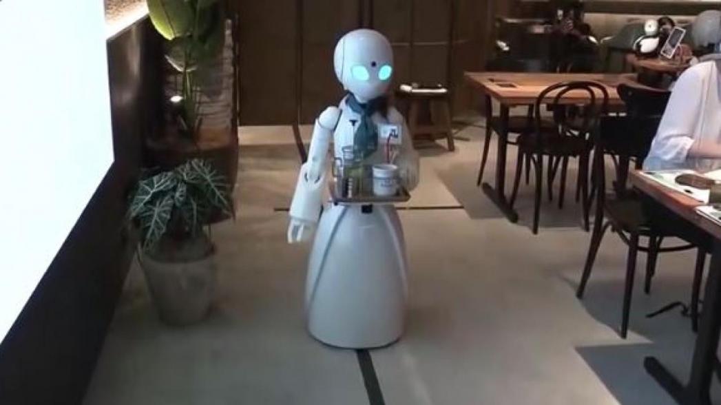 Кафе нанимает людей с ограниченными возможностями для управления роботами-официантами
