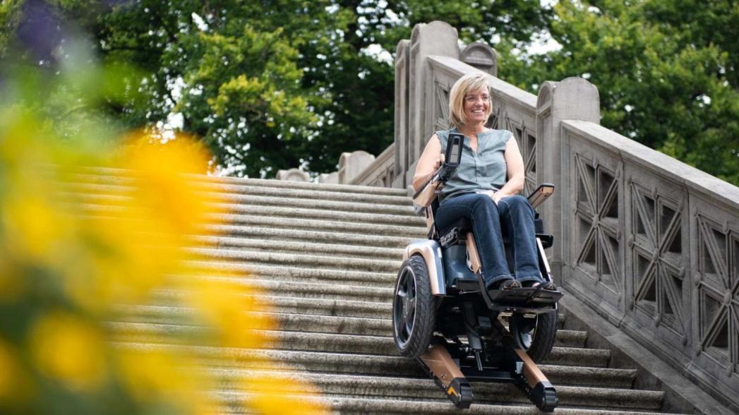 С попугаем на плече: топ-5 инноваций на рынке “умных” инвалидных колясок