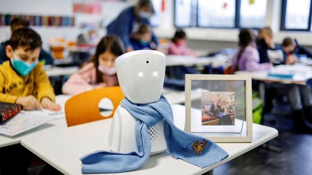 Робот-аватар, который посещает уроки вместо больного мальчика