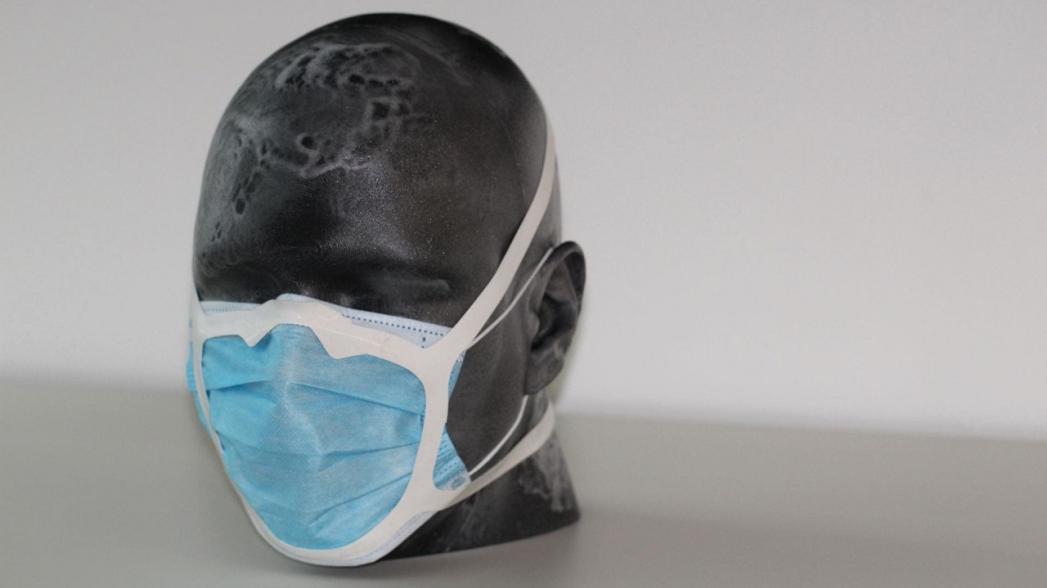 Силиконовый ремешок улучшает защиту стандартных хирургических масок от COVID