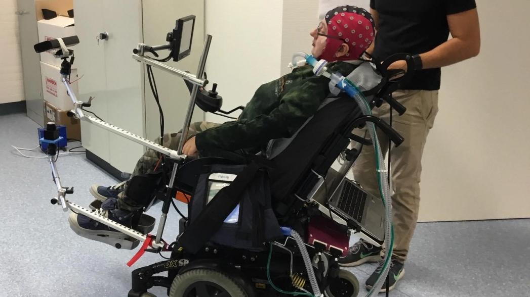 Парализованные люди успешно тестируют инвалидные коляски, управляемые мыслями