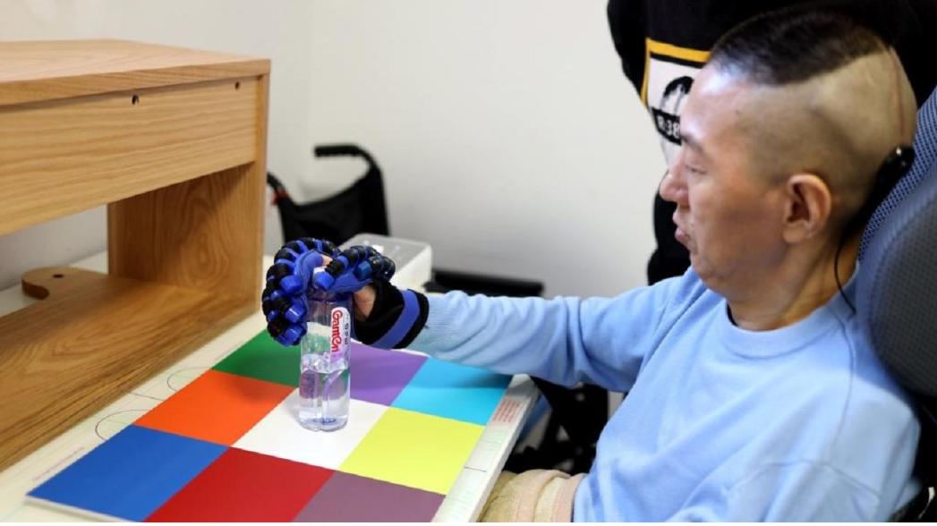 Китайский мозговой имплантат помогает парализованному человеку восстановить двигательные навыки