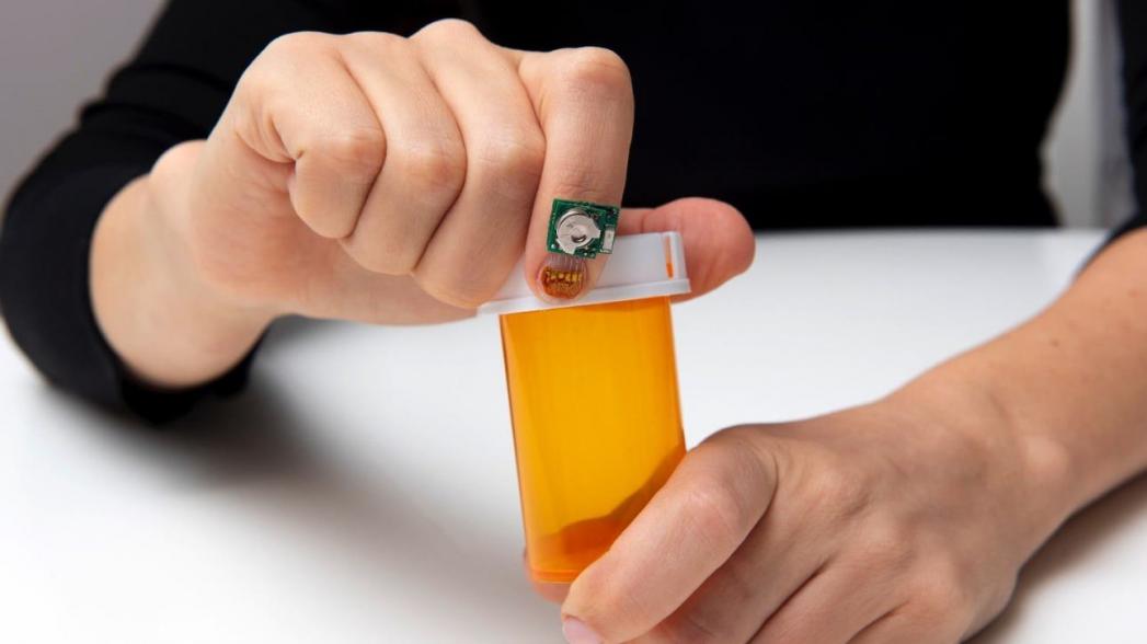 «Умный» сенсор на ногте для мониторинга болезни Паркинсона
