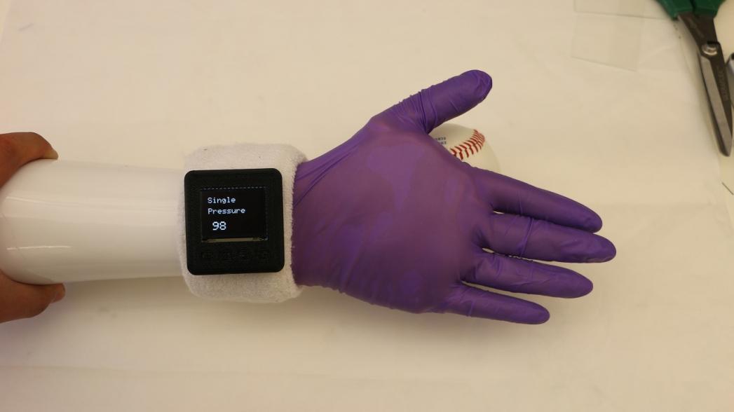 Мультисенсорные перчатки делают искусственные руки более реалистичными