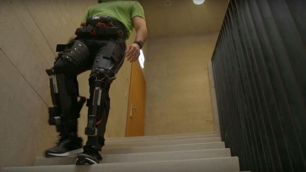 Устройство, помогающее ходить людям после инсульта