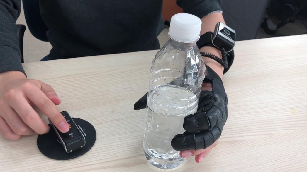 Роботизированная перчатка для парализованных людей